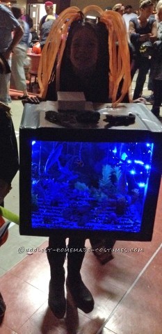 Traje infantil de un acuario luminoso de aguas profundas.