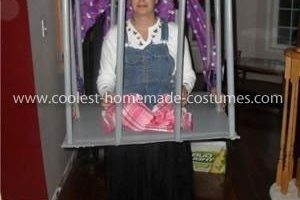 La Gretel más genial atrapada en un traje de jaula