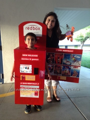 Genial disfraz casero de Redbox para niño