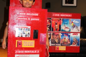 Genial disfraz casero de Redbox para niño