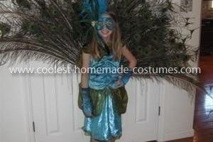 El disfraz de pavo real casero más genial para una niña.