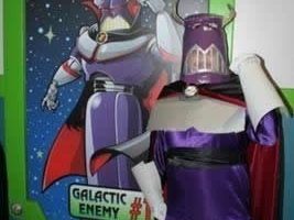 El emperador Zurg más genial con LED en un traje.