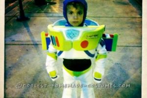 Genial disfraz de Halloween para niños pequeños: ¡Un disfraz de Buzz Lightyear como ningún otro Buzz!