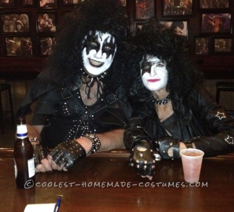 Genial disfraz de pareja de KISS: Gene Simmons y Paul Stanley