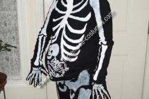Genial disfraz casero de esqueleto embarazada