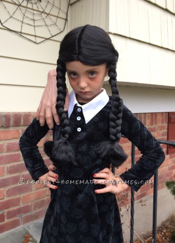 Genial disfraz casero para mamá e hija: Morticia y Wednesday Addams con la Cosa