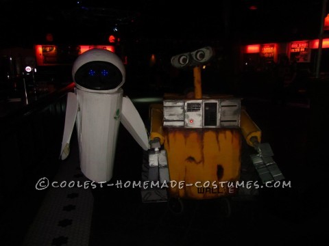 Genial traje WALL-E hecho en casa con partes móviles