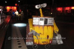 Genial traje WALL-E hecho en casa con partes móviles