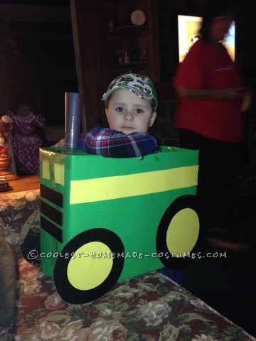 Genial traje de un agricultor de tractores de una caja de cartón.