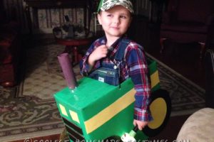 Genial traje de un agricultor de tractores de una caja de cartón.