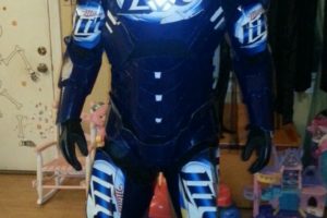 ¿Qué pasa si Iron Man necesita patrocinadores?  ¡Traje de lata de hierro!