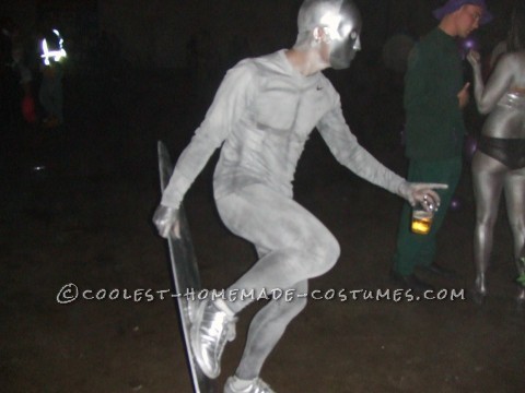 Genial disfraz de Halloween de Silver Surfer hecho en casa