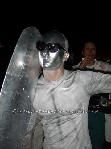 Genial disfraz de Halloween de Silver Surfer hecho en casa