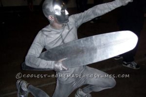 Genial disfraz de Halloween de Silver Surfer hecho en casa