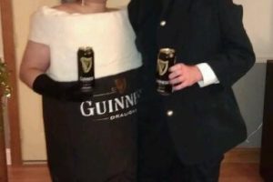 Una pinta de Guinness glamurosa y un disfraz casero para una pareja del zoológico