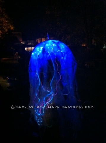 Genial disfraz de medusa bioluminiscente casero