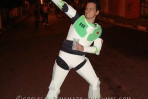 ¡Al infinito y más allá!  Disfraz casero de Buzz Lightyear