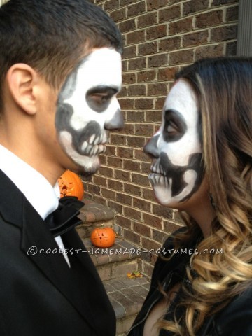 Escalofriante pareja en fiesta de graduación disfrazada de Halloween