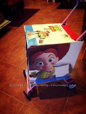 Genial disfraz de mamá y bebé: muñeca Jessie de Toy Story en un disfraz de caja