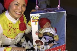 Genial disfraz de mamá y bebé: muñeca Jessie de Toy Story en un disfraz de caja