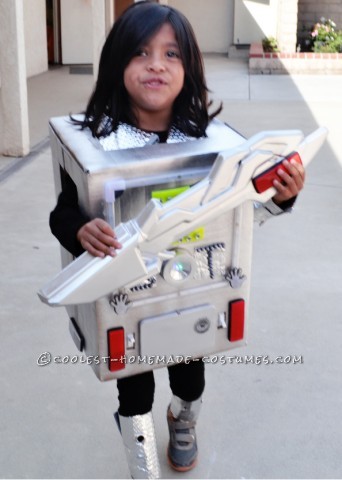 Zakri tiene 5 años y le encantan los robots.  Recientemente se inscribió en una clase de robótica en su escuela, y pensé que era una gran idea convertirlo en un robot.