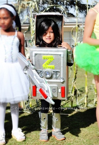 Zakri tiene 5 años y le encantan los robots.  Recientemente se inscribió en una clase de robótica en su escuela, y pensé que era una gran idea convertirlo en un robot.