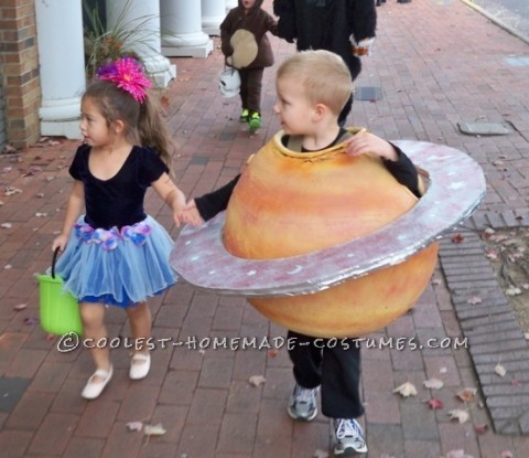 Disfraz de Halloween hecho en casa para niño Saturno grande