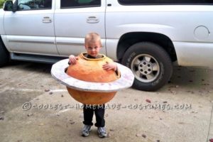 Disfraz de Halloween hecho en casa para niño Saturno grande