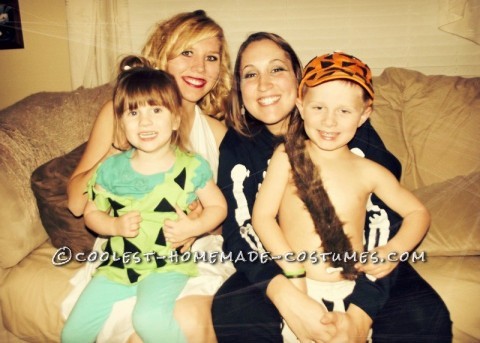 Disfraces hechos a mano de la familia Picapiedra: tuvimos una fiesta de Halloween en nuestra casa este año y quería hacer disfraces en los que pudiera participar toda la familia.  pensé en pedernal