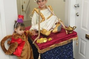 Los mejores disfraces de Halloween para niños de Abu y Aladdin en la alfombra voladora