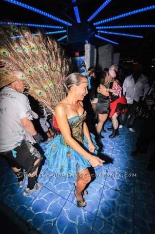 Disfraz de pavo real sexy: comencé a hacer mi disfraz de pavo real sexy unas 3 semanas antes de Halloween.  Compré un corsé de Charlotte Russ por $10, un tutú de Party City por $10.