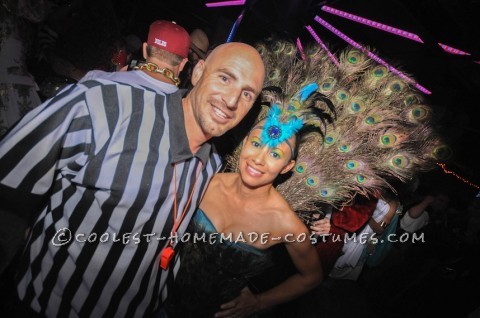 Disfraz de pavo real sexy: comencé a hacer mi disfraz de pavo real sexy unas 3 semanas antes de Halloween.  Compré un corsé de Charlotte Russ por $10, un tutú de Party City por $10.
