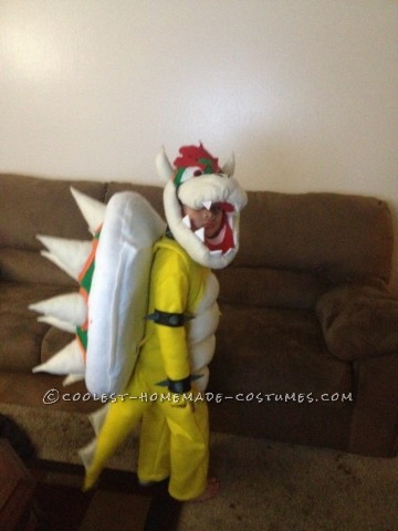 Cool Bowser (Rey Koopa) Disfraz de Halloween para niño: Este año, mi hijo de 4 años, Julian, dijo que quiere ser Bowser (Rey Koopa) para Halloween.  Lo he buscado por todas partes en Internet... pero parece que no puedo encontrarlo.