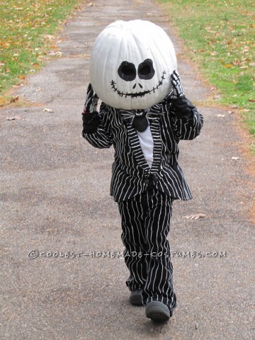 Tiene cuatro años y su película favorita es Pesadilla antes de Navidad.  Es tiempo de Halloween, así que por supuesto que quiere ser Jack el Rey Calabaza.