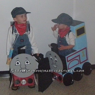 A mis hijos les encantaba Thomas the Tank Engine.  En Halloween, hace 2 años, decidimos que serían Thomas y James.  Pensé que podría pagar los costos