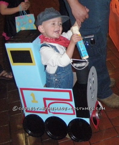 A mis hijos les encantaba Thomas the Tank Engine.  En Halloween, hace 2 años, decidimos que serían Thomas y James.  Pensé que podría pagar los costos