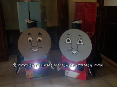 A mis hijos les encantaba Thomas the Tank Engine.  En Halloween, hace 2 años, decidimos que serían Thomas y James.  Pensé que podría pagar los costos