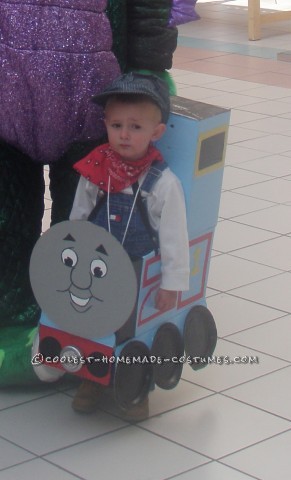 A mis hijos les encantaba Thomas the Tank Engine.  En Halloween, hace 2 años, decidimos que serían Thomas y James.  Pensé que podría pagar los costos