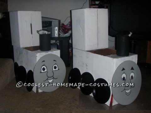 A mis hijos les encantaba Thomas the Tank Engine.  En Halloween, hace 2 años, decidimos que serían Thomas y James.  Pensé que podría pagar los costos