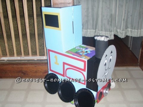 A mis hijos les encantaba Thomas the Tank Engine.  En Halloween, hace 2 años, decidimos que serían Thomas y James.  Pensé que podría pagar los costos