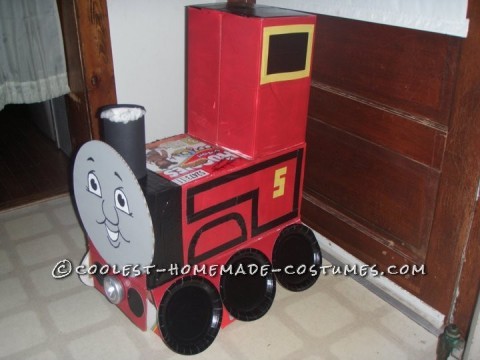 A mis hijos les encantaba Thomas the Tank Engine.  En Halloween, hace 2 años, decidimos que serían Thomas y James.  Pensé que podría pagar los costos