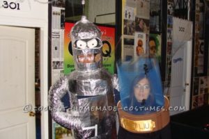 Impresionante disfraz de Bender y cabeza de Lucy Liu para Halloween