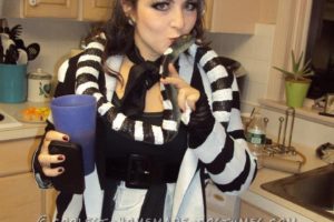 Genial disfraz casero de Beetlejuice con un toque diferente