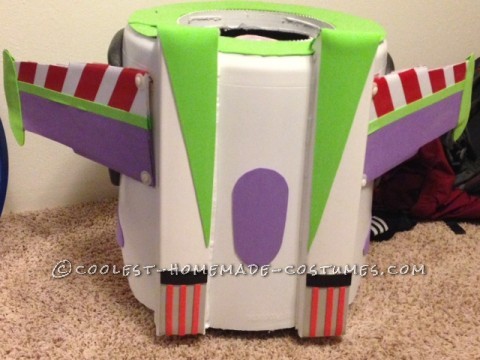 ¡El mejor disfraz de Buzz Lightyear de todos los tiempos!  : La estructura principal del traje de Buzz Lightyear está en un bote de basura volcado.  Luego marqué la basura con la forma deseada.  Sobre el
