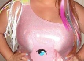 El mejor disfraz casero de unicornio rosa para Halloween
