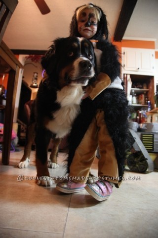 Niña disfrazada de su perro para Halloween