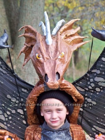 Mi hijo de cinco años estaba muy emocionado de convertirse en dragón este año.  El disfraz casero de niño dragón no parecía complicado hasta que lo conseguimos.