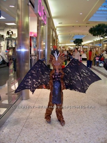 Mi hijo de cinco años estaba muy emocionado de convertirse en dragón este año.  El disfraz casero de niño dragón no parecía complicado hasta que lo conseguimos.