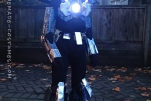 Traje de robot futurista