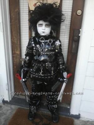 Mi hijo de 6 años decidió que quiere ser Eduardo Manostijeras este pasado Halloween.  Después de varias horas de buscar en Internet un traje de su talla, me